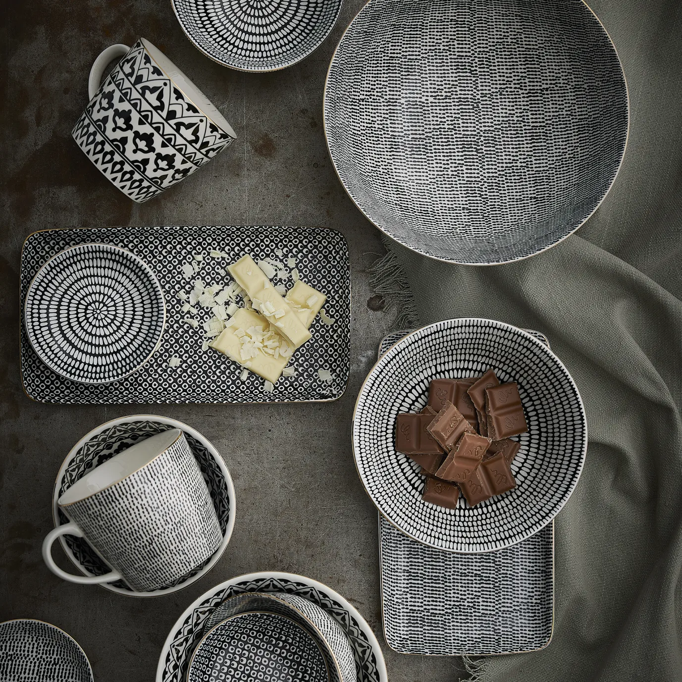 Platte China, Goldrand, Schwarz/weiß, Striche, 23 Cm